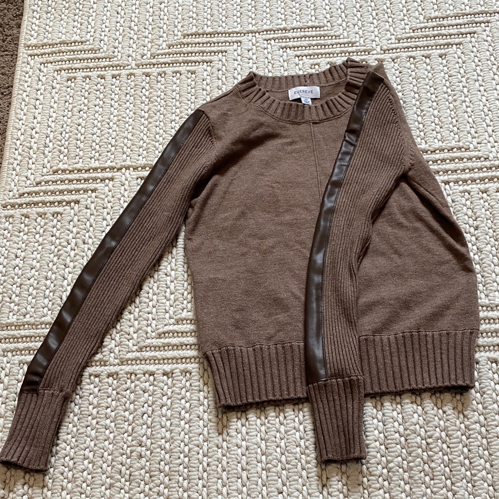 Evereve Brown Crew Neck Sweater with Black Accents